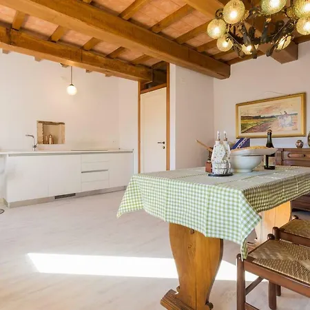 Costanzi: Comfy Below The Cucco Appartement
