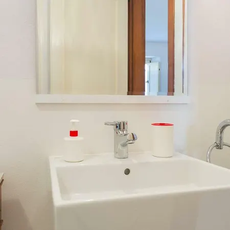 Costanzi: Comfy Below The Cucco * Sigillo