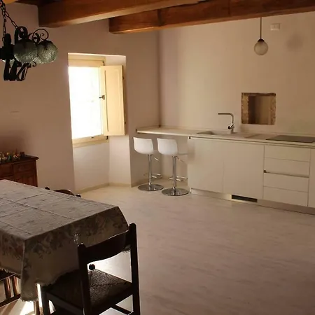 Costanzi: Comfy Below The Cucco Appartement