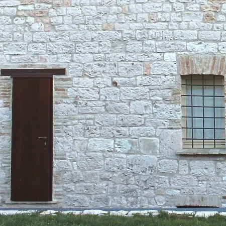 Costanzi: Comfy Below The Cucco Apartment